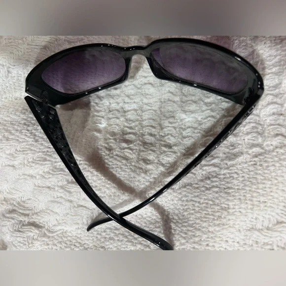 Foster Grant Black Sunglasses with Purple Tint - Picture 3 of 8